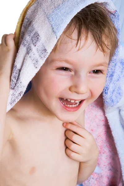 Весела дитина в банному рушнику — стокове фото