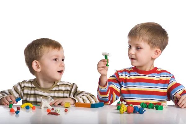 Chłopcy formy zabawek z plasteliny — Zdjęcie stockowe
