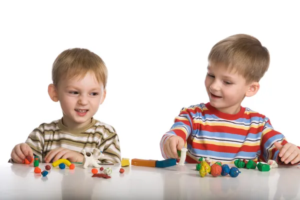 Meninos moldam brinquedos de plasticina — Fotografia de Stock