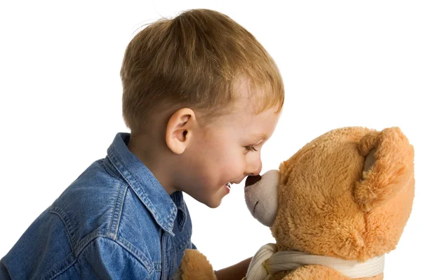 Liten pojke omfamnar en teddy — Stockfoto