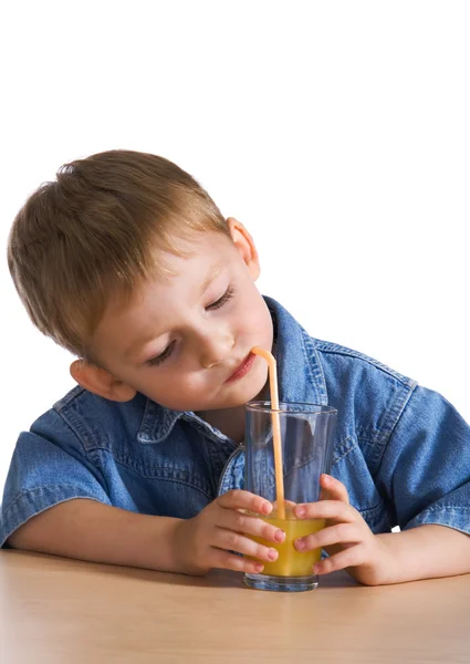 Criança bebendo suco de laranja — Fotografia de Stock