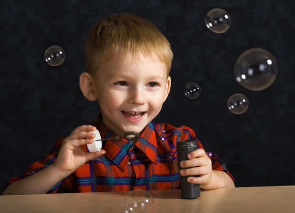 Niño con burbujas de jabón — Foto de Stock