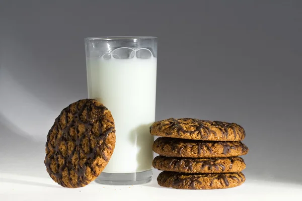 Soubory cookie s mlékem — Stock fotografie