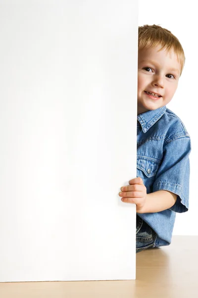Malý kluk s bílou deskou — Stock fotografie