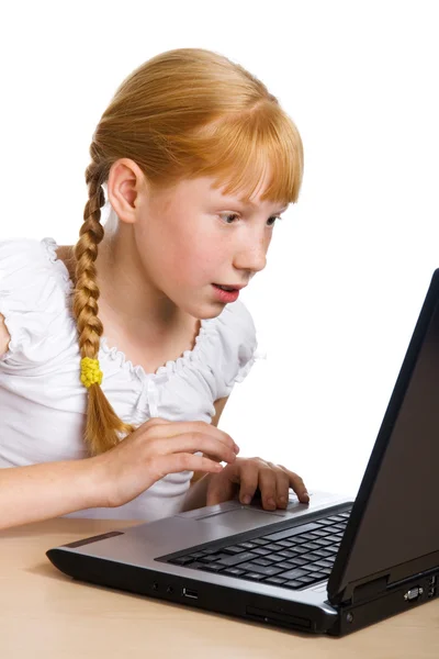 Chica divirtiéndose con el juego de ordenador — Foto de Stock