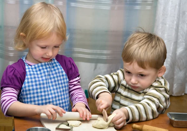 小女孩和男孩帮助上厨房 — 图库照片