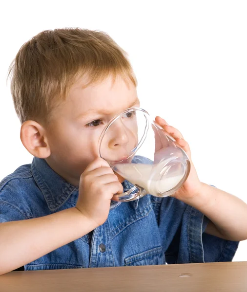 Дитина п'є молоко — стокове фото