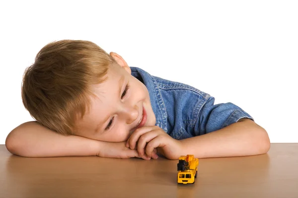 Gülen çocuk ve oyuncak makinesi — Stok fotoğraf