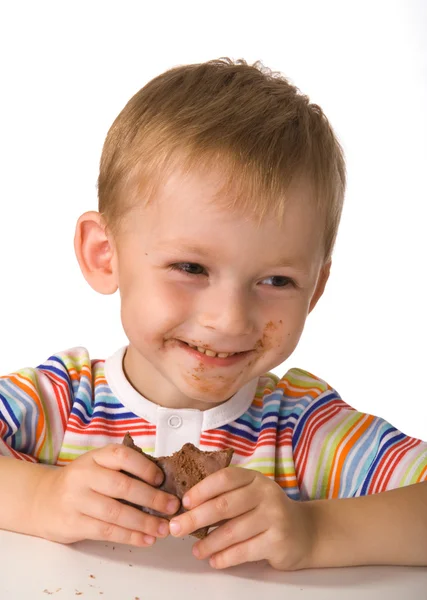 Sale garçon avec du chocolat — Photo