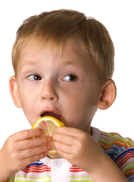 Kind isst Zitrone — Stockfoto