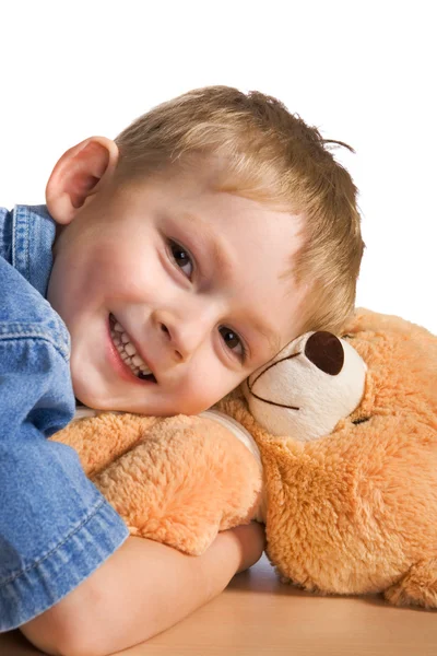 小男孩拥抱一只泰迪熊 — 图库照片