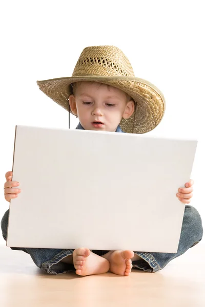 Ребенок с белой бумагой — стоковое фото
