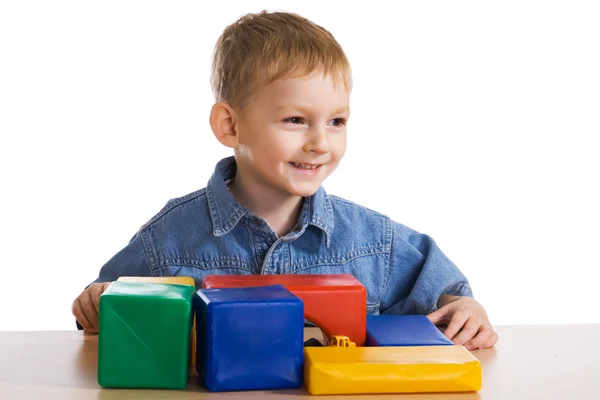 Criança brinca com blocos de cores — Fotografia de Stock