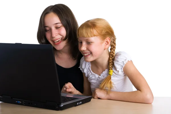 年轻女孩使用的便携式计算机 — 图库照片