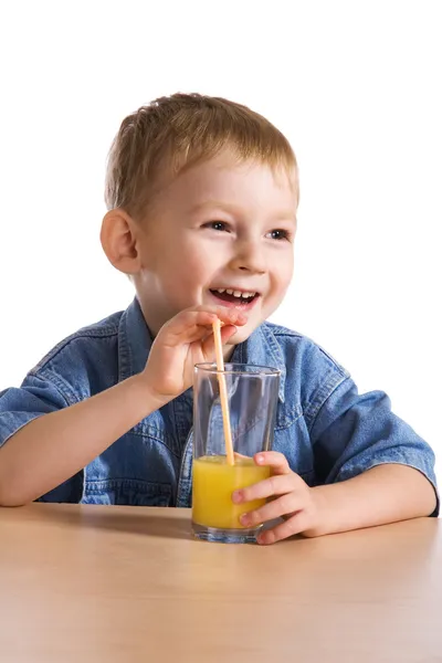 Bambino che beve succo d'arancia Foto Stock Royalty Free