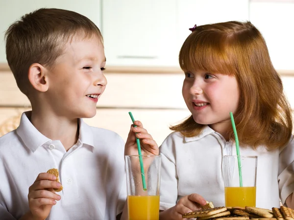 小孩喝果汁 — 图库照片