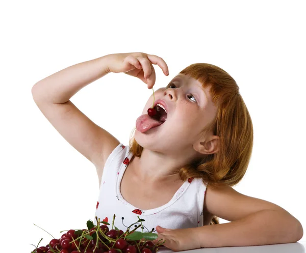 Ruiva menina com cereja — Fotografia de Stock