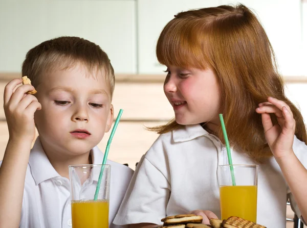 小孩喝果汁 — 图库照片