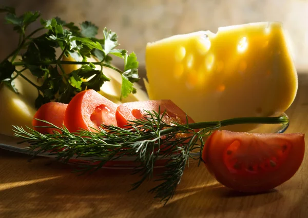 Pomidory, ser i warzywa — Zdjęcie stockowe