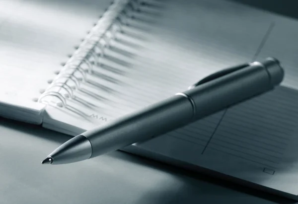 Penna och anteckningsblock i blå tonad — Stockfoto