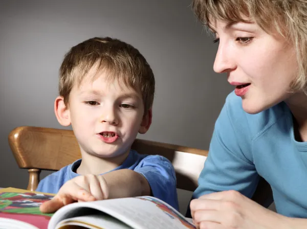 Mãe ensinar filho a ler — Fotografia de Stock