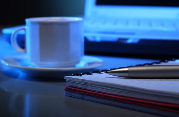 Werkplek met laptop en kopje koffie — Stockfoto