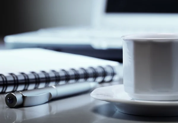 Чашка кофе в офисе — стоковое фото