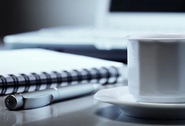 Чашка кави в офісі — стокове фото