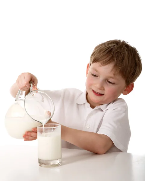 Criança derrama leite — Fotografia de Stock