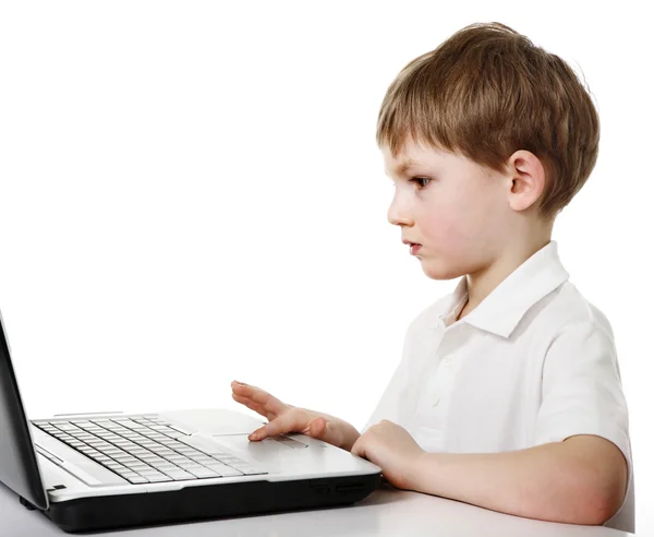Kid och laptop — Stockfoto