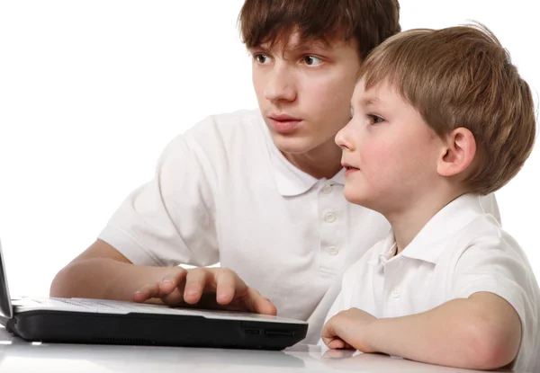 Två bröder med laptop — Stockfoto