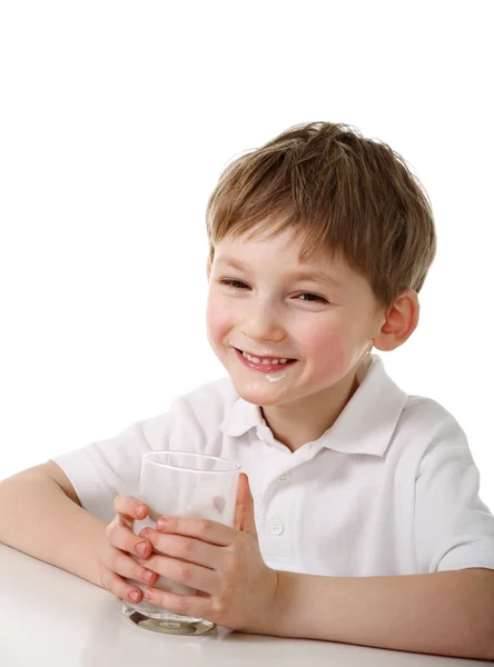 Мальчик со стаканом молока — стоковое фото