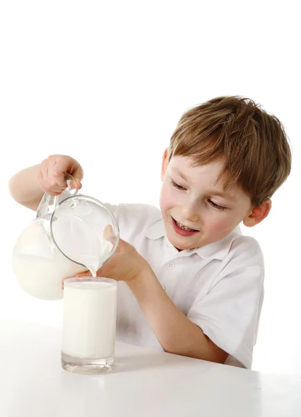 Niño con vaso de leche — Foto de Stock