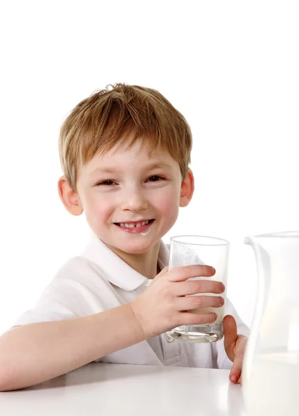 喝牛奶的孩子 — 图库照片