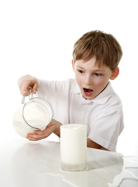 Kid spillt mjölk — Stockfoto