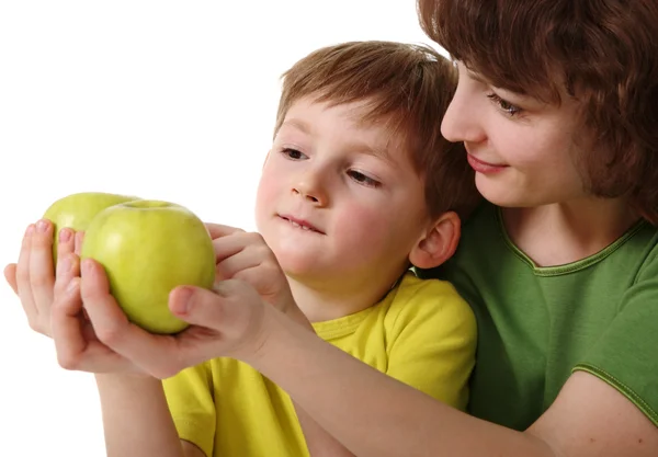 Mãe dá ao filho uma maçã — Fotografia de Stock