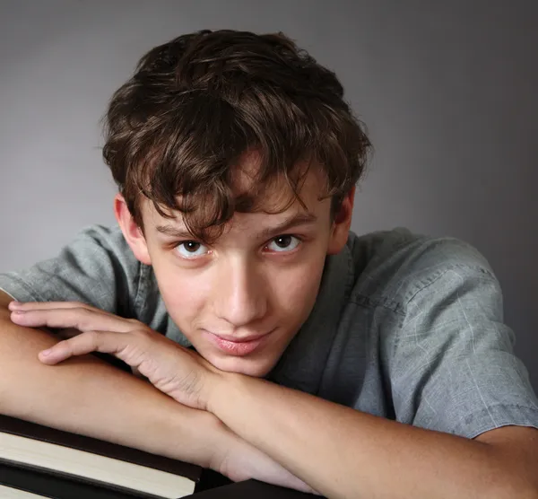 Vértes tizenéves fiú portréja — Stock Fotó