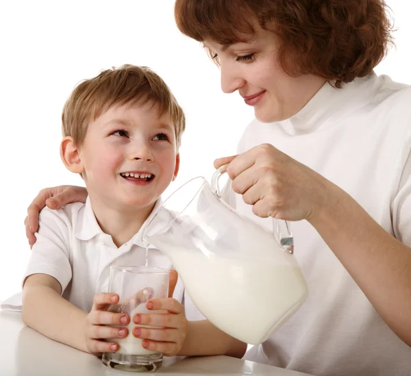 Mutter schenkt Sohn Milch ein — Stockfoto
