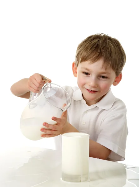 Kid spillt mjölk — Stockfoto