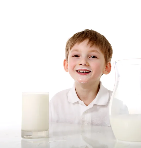 Παιδί με πρόσωπο λερωμένα γάλα — Φωτογραφία Αρχείου
