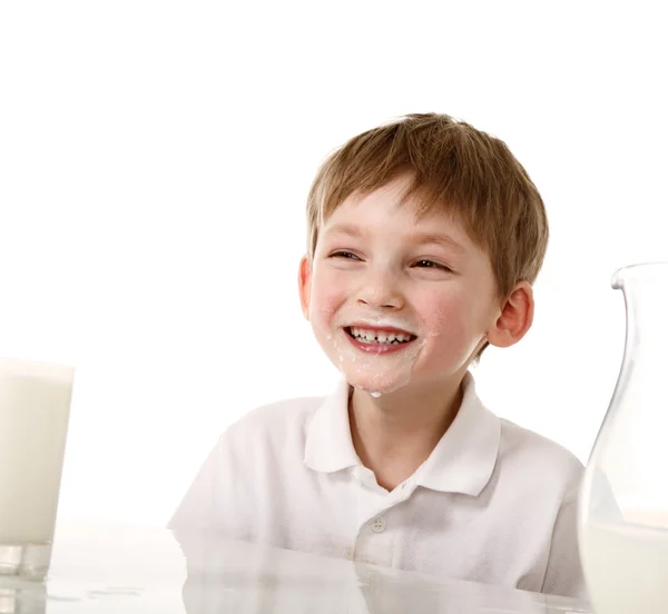 Kind mit Milch befleckt — Stockfoto