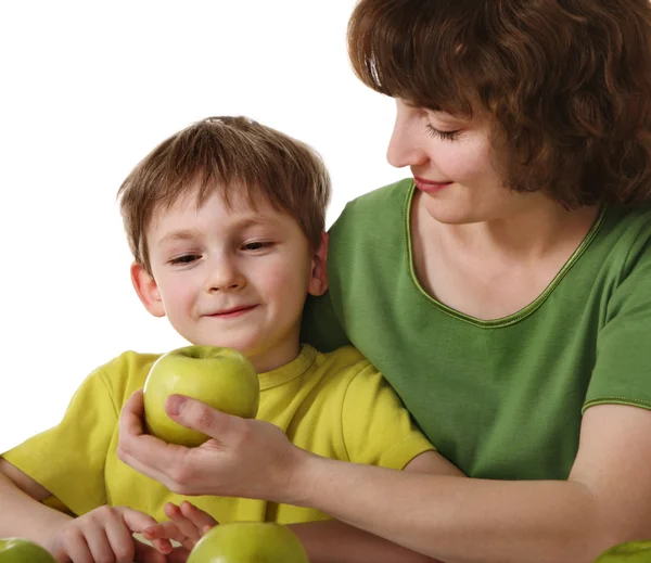 Mãe dá ao filho uma maçã — Fotografia de Stock