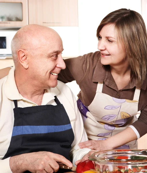 Seniorenpaar in Küche bereitet Salat zu — Stockfoto