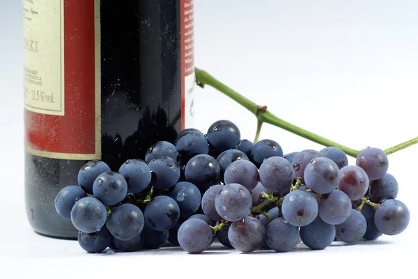 Les raisins et la bouteille de vin . — Photo