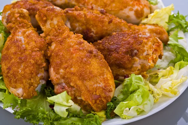 Bâtonnets de poulet rôtis et légumes — Photo