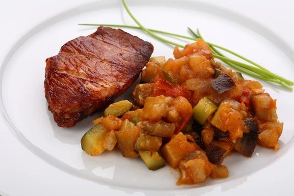 Zeleninový salát pečené maso — Stock fotografie