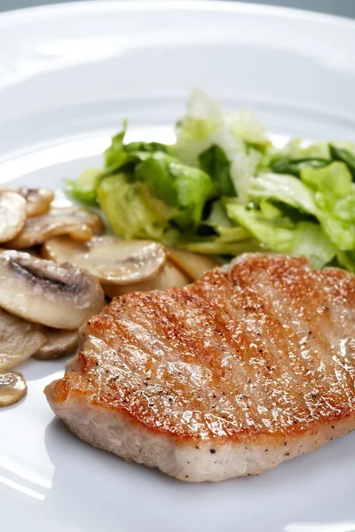 Grilované maso a zeleninový salát — Stock fotografie
