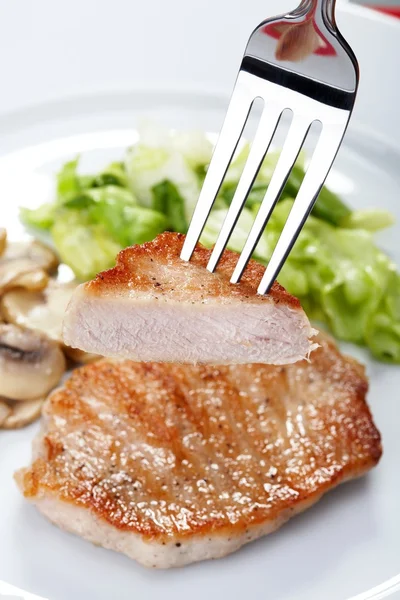Roston sült hús és zöldség saláta — Stock Fotó