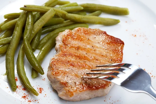 Mięso z grilla i sałatki warzywne — Zdjęcie stockowe