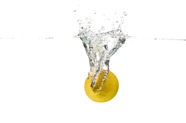 Citron plaskade i vattnet — Stockfoto